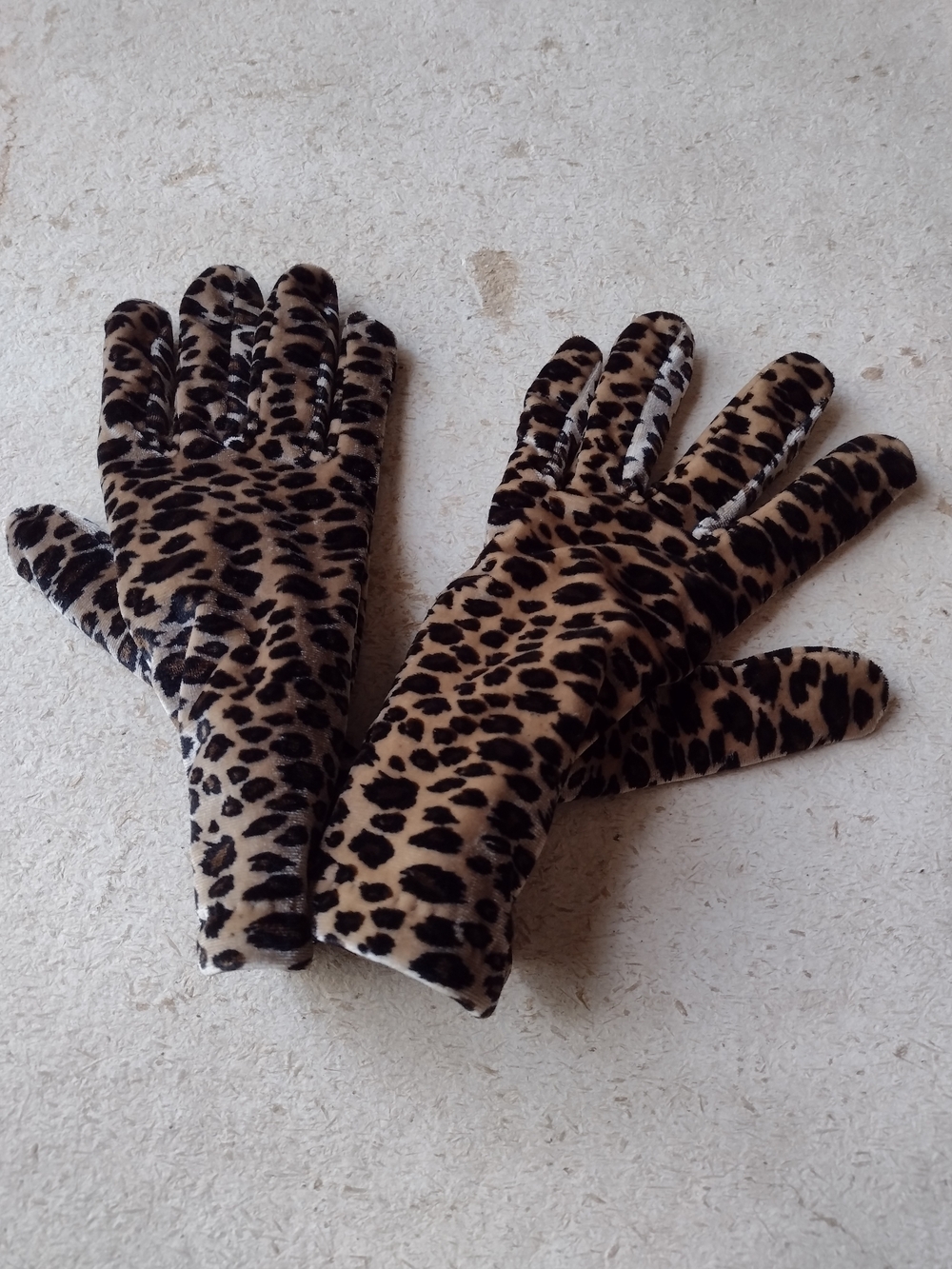 Croft & Barrow Womens Animal Print Cheetah Velvet Gloves